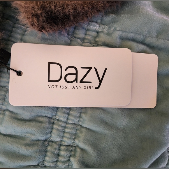 Dazy Brown Fuzzy Long Sleeve Top Size Medium - NWT - Picture 8 of 8